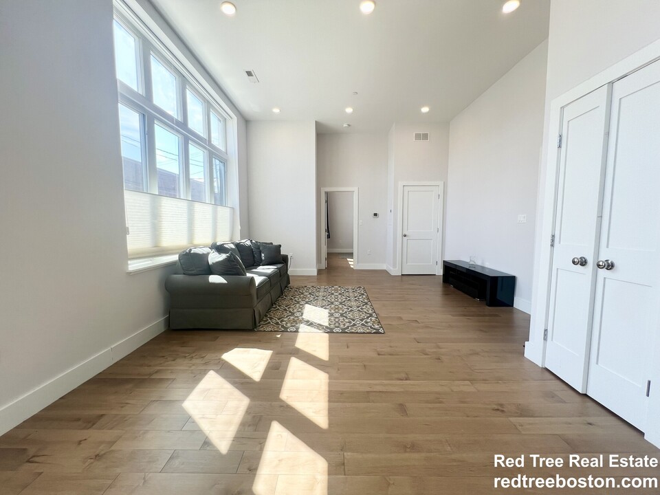 50 Hichborn St in Boston, MA - Building Photo
