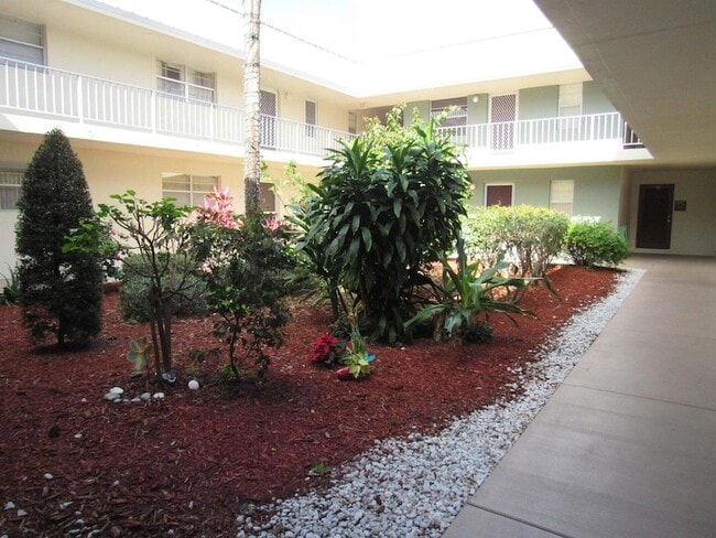 2302 Sunrise Blvd, Unit 105 in Fort Pierce, FL - Building Photo - Building Photo