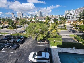 3944 NE 167th St in North Miami Beach, FL - Foto de edificio - Building Photo