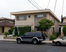 12236 Manor Dr. in Hawthorne, CA - Foto de edificio - Building Photo