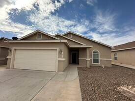 1815 Amber Dr in Carlsbad, NM - Building Photo