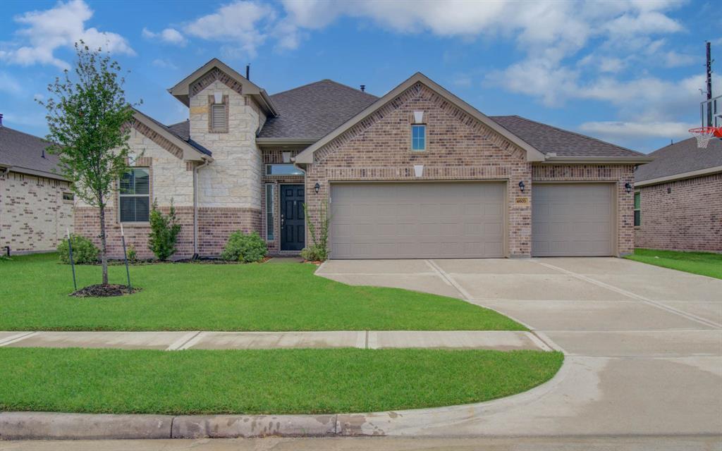 4603 Bay Vista Dr in Mont Belvieu, TX - Building Photo