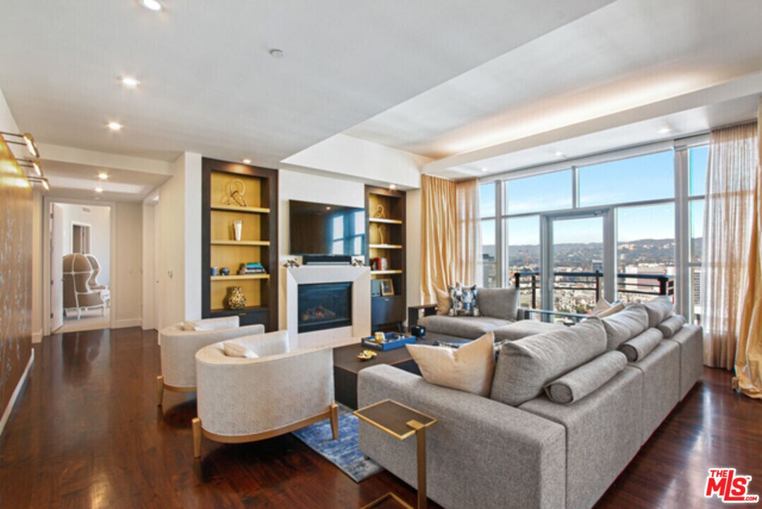 10776 Wilshire Blvd in Los Angeles, CA - Building Photo