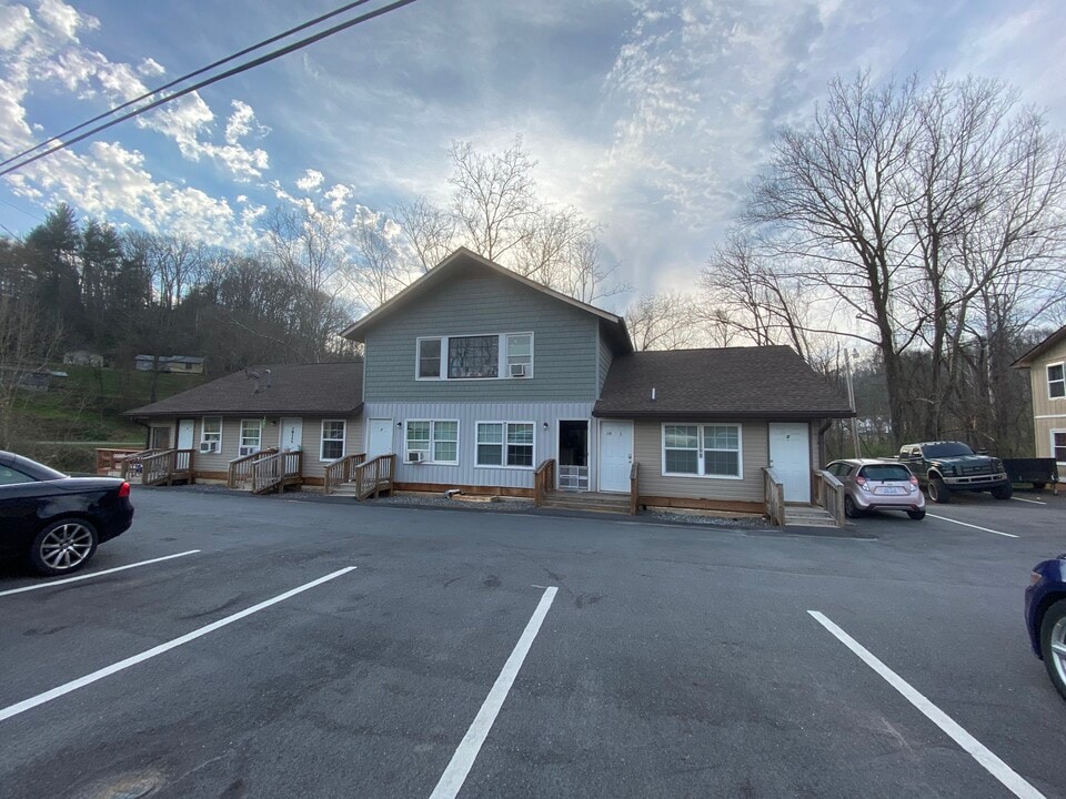 Campus Apartments East in Cullowhee, NC - Foto de edificio
