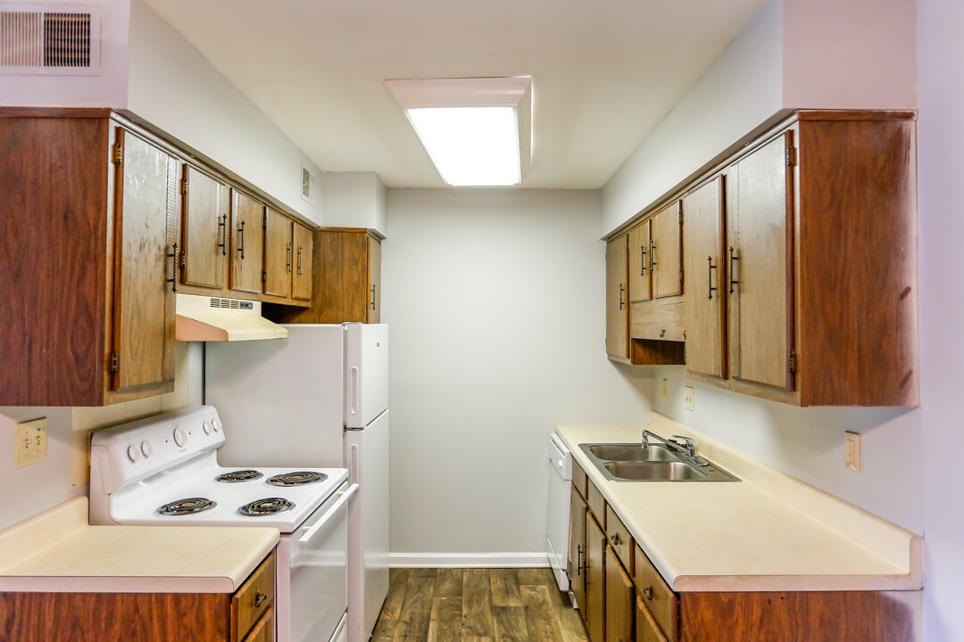 Meadowbrook Apartments in Charlotte, NC - Building Photo