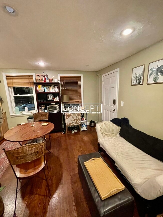 735 Somerville Ave, Unit 1 in Somerville, MA - Foto de edificio - Building Photo