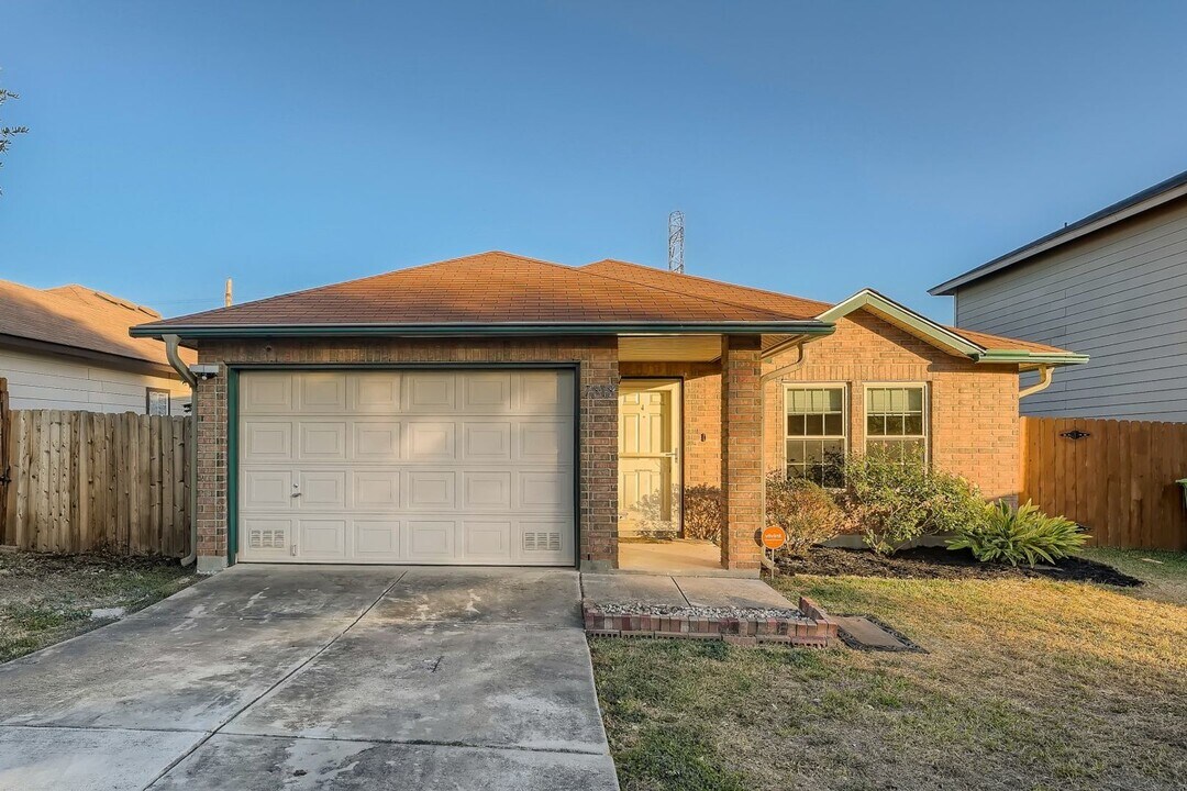 7818 Winterstone Dr in San Antonio, TX - Building Photo