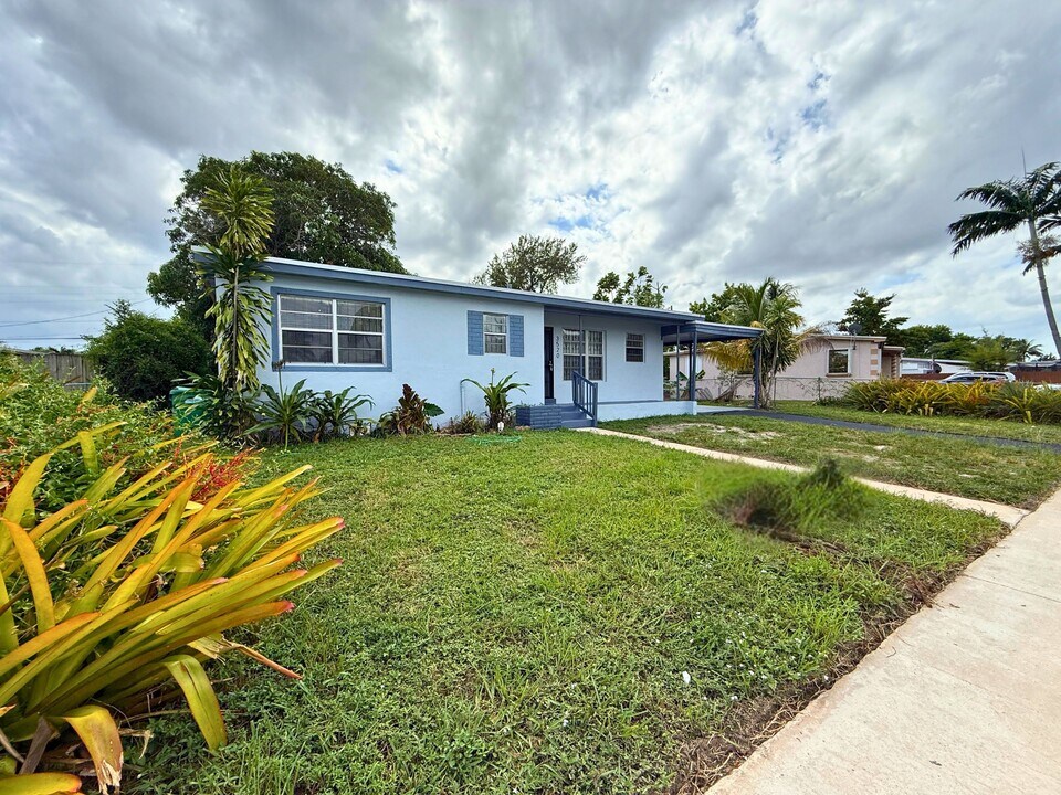 3520 NW 178th St in Miami Gardens, FL - Building Photo