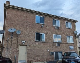 10451 Carol Ct, Unit 2E in Rosemont, IL - Building Photo - Building Photo