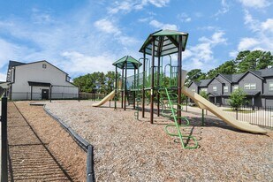 7711 Longmire Rd in Conroe, TX - Building Photo