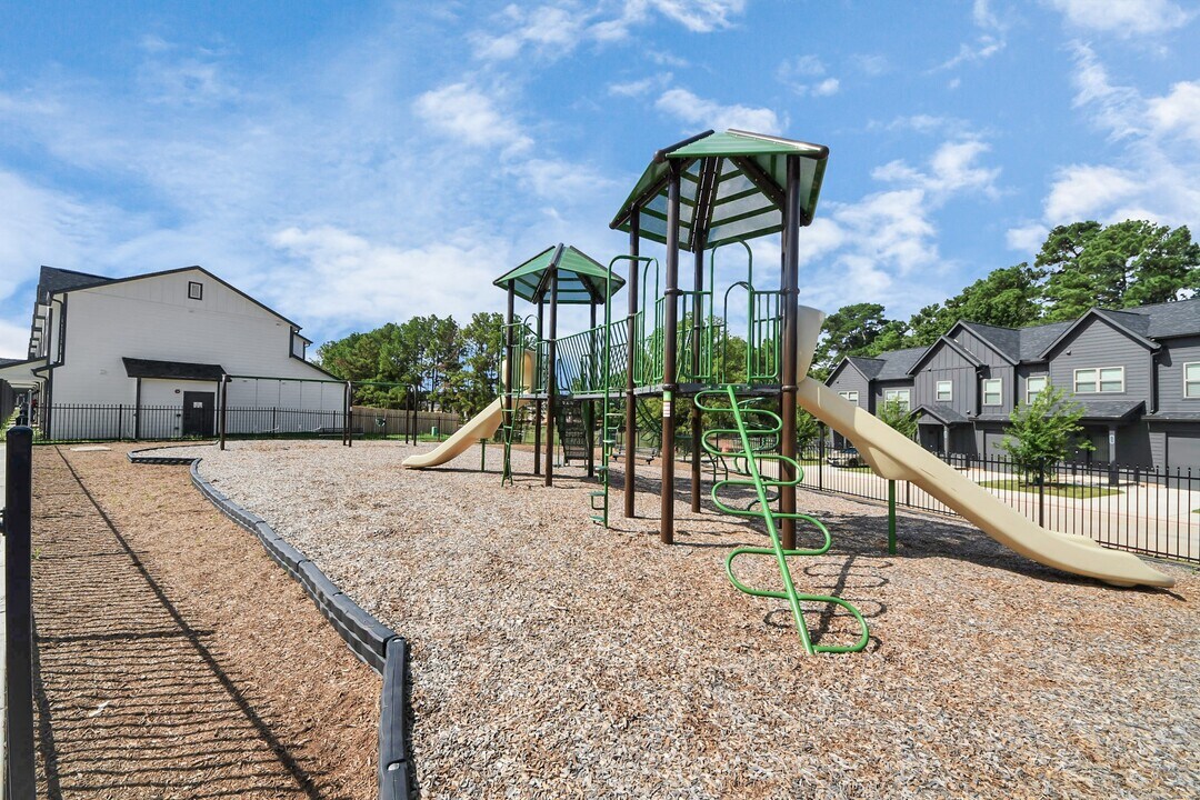 7711 Longmire Rd in Conroe, TX - Building Photo