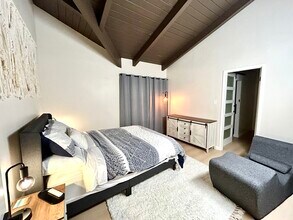 720 Stannage Ave, Unit B in Albany, CA - Foto de edificio - Building Photo