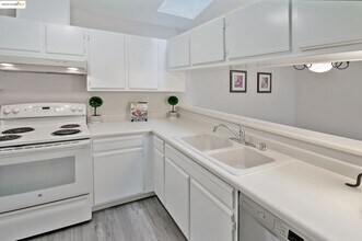 923 Villa Terrace in Brentwood, CA - Building Photo - Building Photo