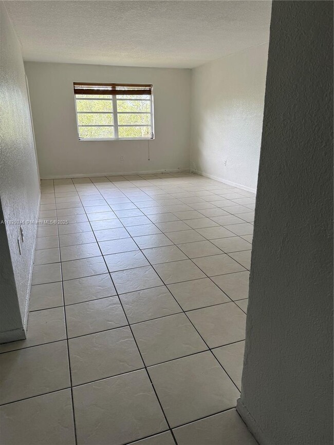 13900 Lake Placid Ct in Miami Lakes, FL - Building Photo - Building Photo