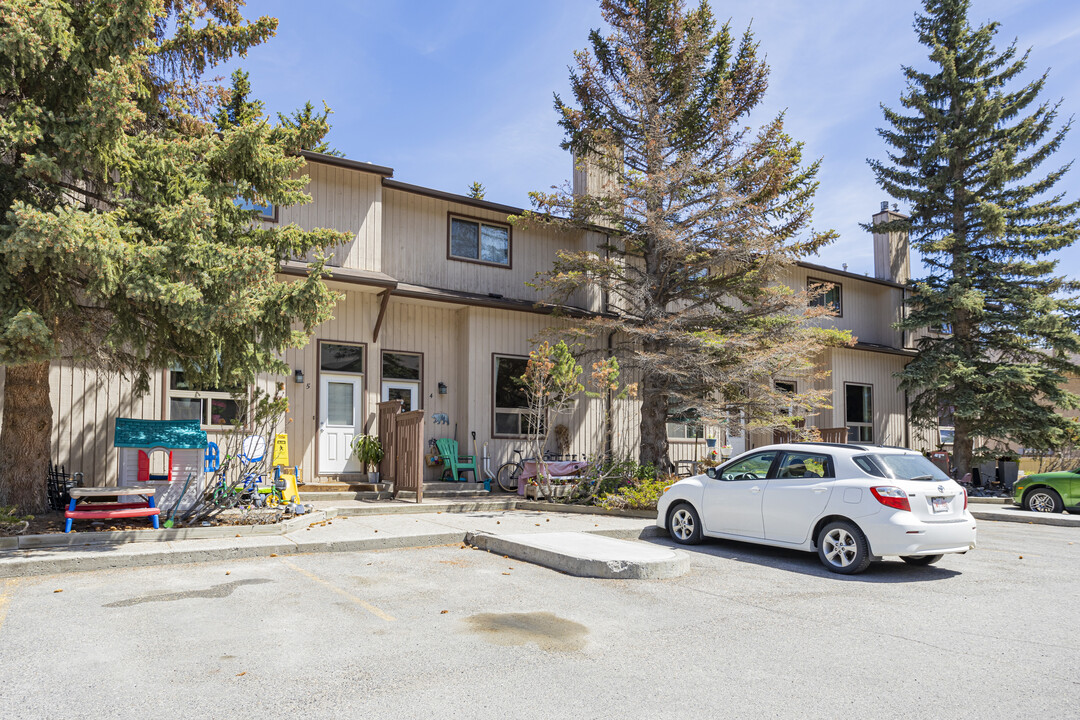 1225 Railway Av in Canmore, AB - Building Photo