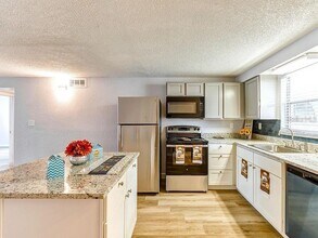 9930 Grace Dr in Port Richey, FL - Foto de edificio - Building Photo