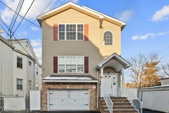 110-PT112 Redwood Ave in Paterson, NJ - Foto de edificio - Building Photo
