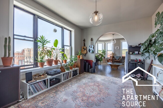 3237 W Armitage Ave, Unit PH in Chicago, IL - Building Photo - Building Photo
