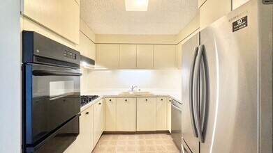 1600 Ala Moana Blvd in Honolulu, HI - Building Photo - Building Photo