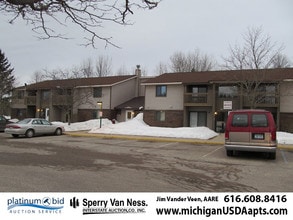 Harbor Lake Apartments in Cheboygan, MI - Building Photo - Building Photo