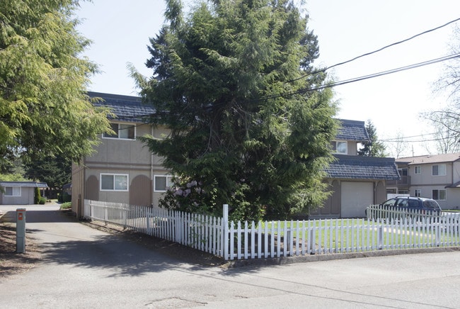 Villaire Apartments in Lakewood, WA - Foto de edificio - Building Photo