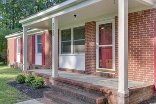 1413 Calthrop Neck Rd in Yorktown, VA - Building Photo