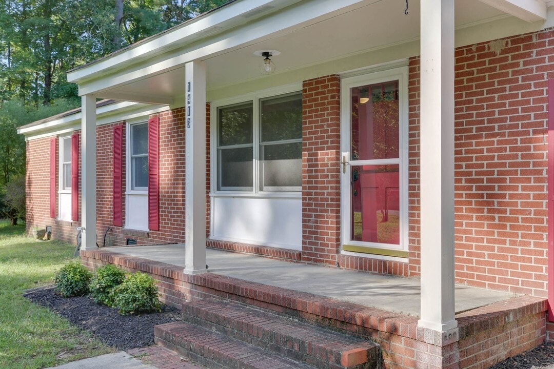 1413 Calthrop Neck Rd in Yorktown, VA - Building Photo