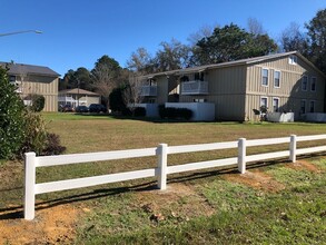 Meadowbrook Apartments in Foley, AL - Foto de edificio - Building Photo