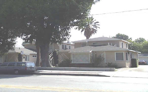 5642 Kester Ave in Van Nuys, CA - Building Photo