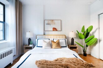 317 W 74th St in New York, NY - Building Photo - Building Photo