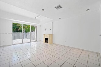 11224 NW 42nd Terrace in Doral, FL - Building Photo - Building Photo