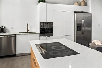 2201 Collins Ave, Unit #101 in Miami Beach, FL - Building Photo - Building Photo