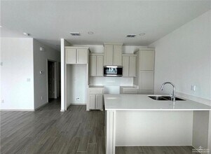 13 N 58th St in Mission, TX - Foto de edificio - Building Photo