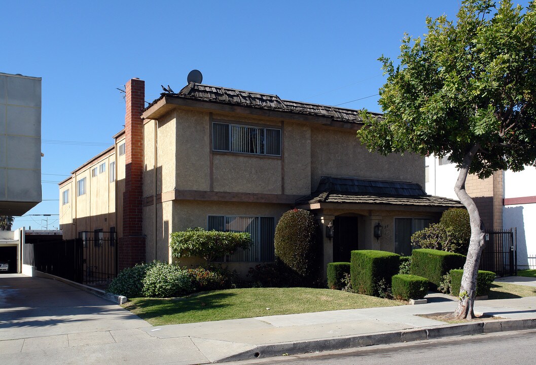 136 W Hillsdale St in Inglewood, CA - Foto de edificio