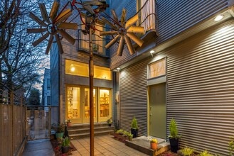 213 11th Ave E in Seattle, WA - Building Photo - Building Photo