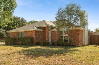 401 Caviness Dr in Grapevine, TX - Foto de edificio - Building Photo