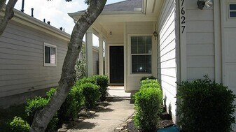 7627 Fallen Leaf in Missouri City, TX - Building Photo
