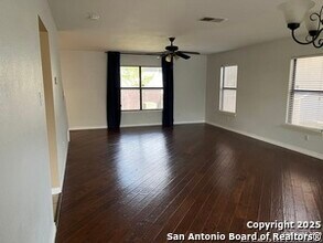 15418 Walnut Creek Dr in San Antonio, TX - Foto de edificio - Building Photo