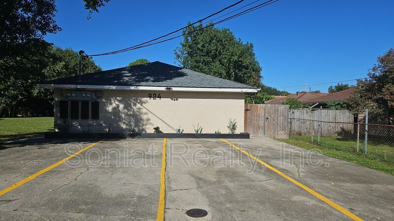 924 Deslonde St in New Orleans, LA - Building Photo