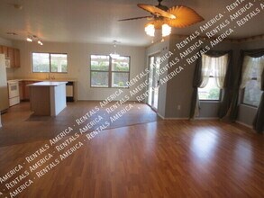 752 E Rose Marie Ln in Phoenix, AZ - Foto de edificio - Building Photo