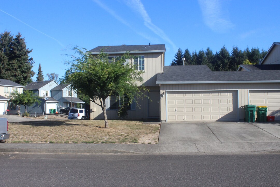 33014 NW Meersburg St in Scappoose, OR - Foto de edificio