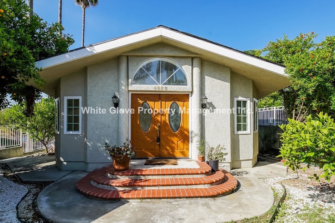 4828 Bamford Pl in Los Angeles, CA - Foto de edificio