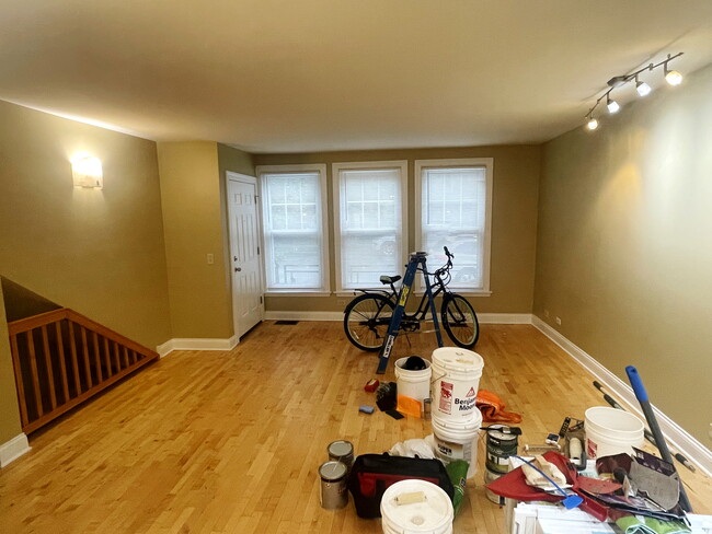 1059 W Fry St, Unit 1F in Chicago, IL - Foto de edificio - Building Photo