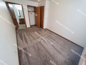 218 N Crest Dr in Raymore, MO - Building Photo - Building Photo