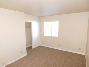 5295 Indian River Dr in Las Vegas, NV - Building Photo - Building Photo