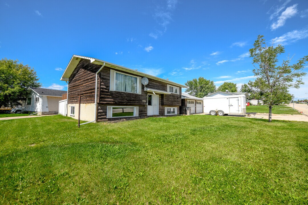 9704-9118 118 Ave in Grande Prairie, AB - Building Photo