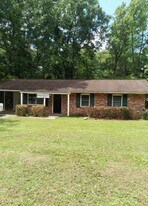 1066 E Roy Parker Rd in Ozark, AL - Building Photo