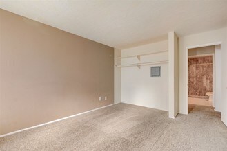 8338 Regents Rd, Unit 1Q in San Diego, CA - Foto de edificio - Building Photo