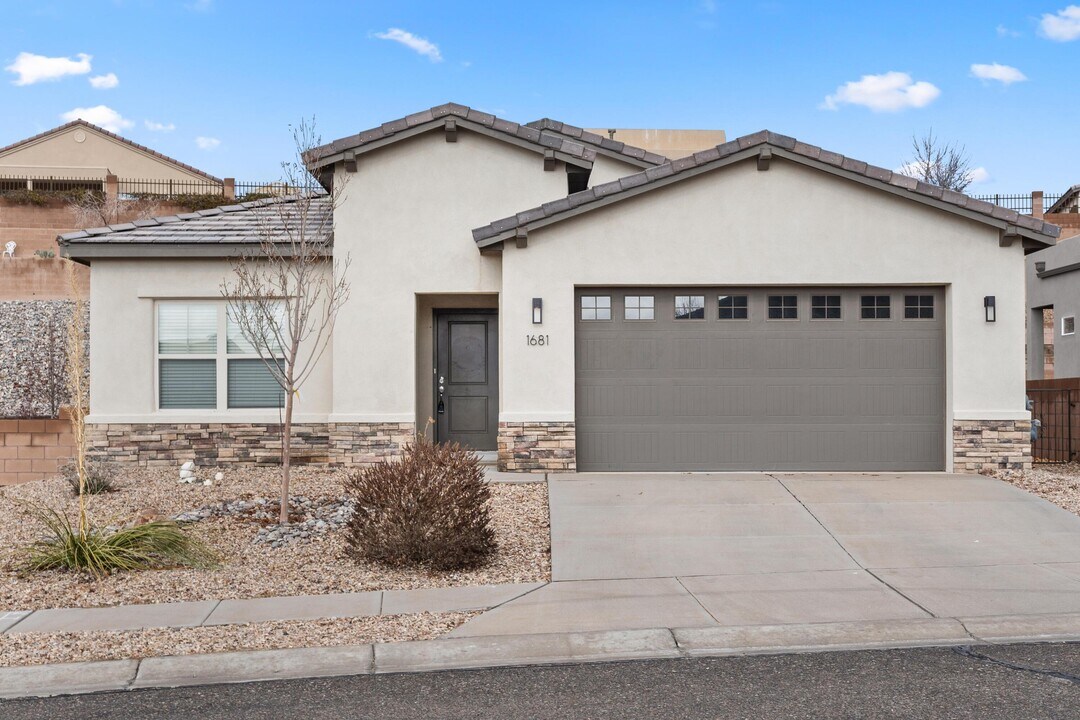 1681 Camino Corona in Los Lunas, NM - Building Photo