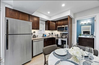 557 St Clair Ave W in Toronto, ON - Building Photo - Building Photo